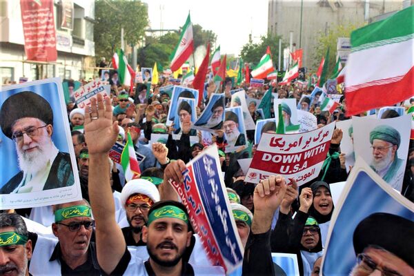 حماسه حضور نوجوانان کفن‌پوش قمی در راهپیمایی «عهد خون»