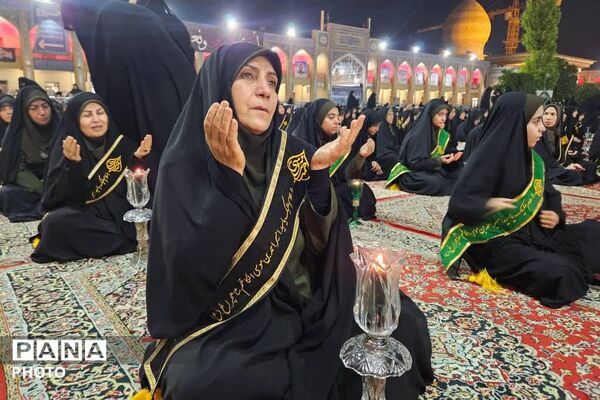 آیین لاله‌گردانی در شام غریبان امام رضا(ع)