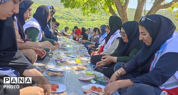 پیاده‌روی اعضای هلال احمر در روستای کشانک