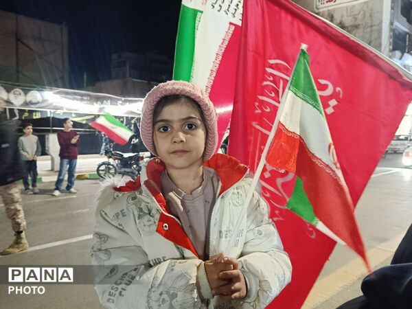 کودکان انقلابی کاشمر دست در دست والدین به خیابان آمدند