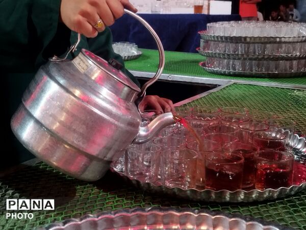 خدمت‌رسانی چایخانه حضرت زهرا(س) در دویست‌و‌یازدهمین شب شهادت قائد امت اسلام