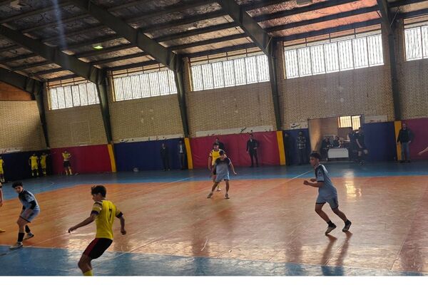 رقابت دانش‌آموزان رباط‌کریم در مسابقات بین مدرسه‌ای فوتسال
