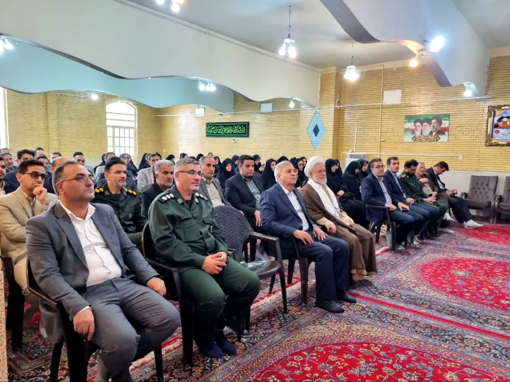 معلمان میراث‌دار انبیا و اولیای الهی هستند