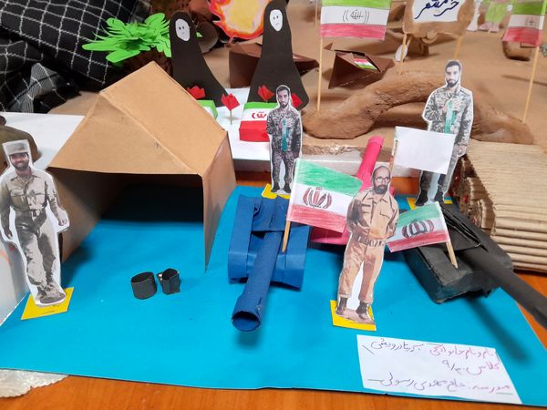 نمایشگاه دست‌سازه‌های آمادگی دفاعی دانش‌آموزان مدرسه حاج مهدی رسولی