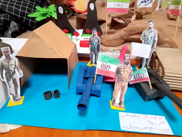 نمایشگاه دست‌سازه‌های آمادگی دفاعی دانش‌آموزان مدرسه حاج مهدی رسولی