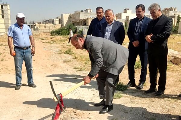 آیین کلنگ زنی مدرسه دوازده کلاسه در شهرک سبحان
