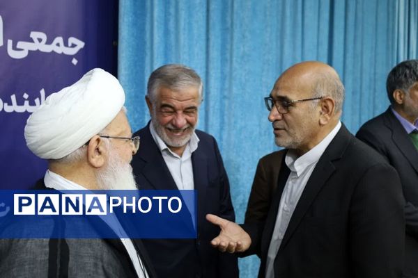 ضیافت افطاری جمعی از دانش‌آموزان با امام جمعه یزد 