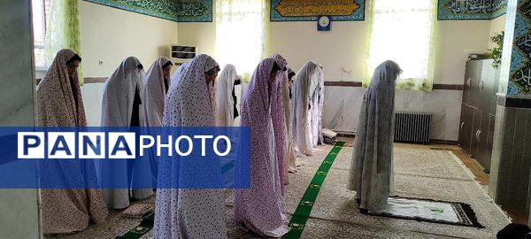 استقبال بی‌نظیر دانش‌آموزان از برگزاری نماز جماعت و زیارت عاشورا در مدرسه قاضی طباطبایی اسلامشهر