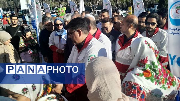 بازدید دبیرکل جمعیت هلال احمر کشور از غرفه‌های خدمت‌رسانی شهر کرج در نوروز 