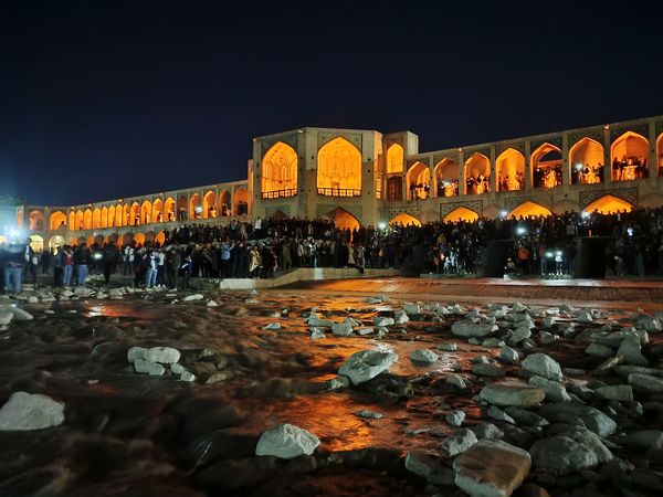 جاری شدن آب در زاینده رود