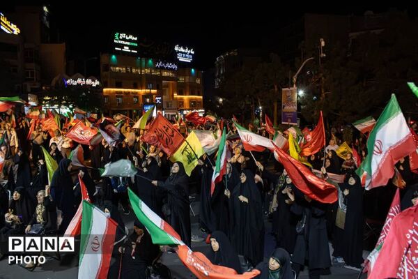 شبی که «محفل» به میدان شهید طهرانی مقدم آمد؛ قاب‌هایی از اقتدار مردم ایران