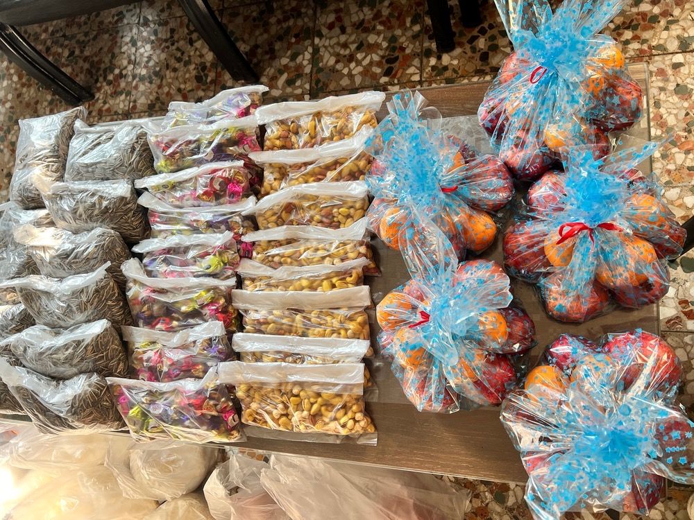 اهدای پک‌های شب یلدا به دانش‌آموزان کم برخوردار دبستان المهدی ناحیه یک کرج