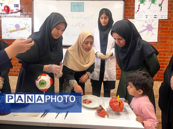 ویژه‌برنامه روز آزمایشگاه در دبیرستان پروفسور رزاقی کهریزک 