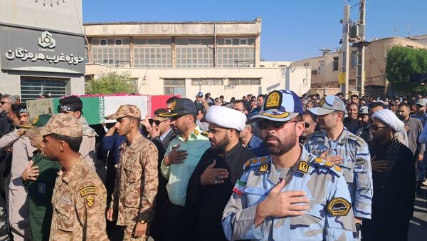 تشییع باشکوه شهید گمنام با بدرقه پرشور دانش‌آموزان