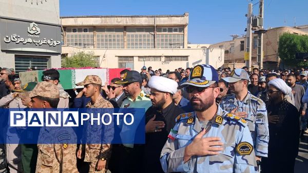 تشییع باشکوه شهید گمنام با بدرقه پرشور دانش‌آموزان