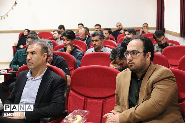 تقدیر از منتخبین حوزه ابتدایی توسط مدیر کل آموزش پرورش 