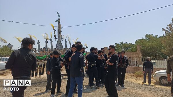 از کودکان تا بزرگسالان؛ زنجیر پیوند دل‌ها در روز عاشورا در روستای سرحوضک کاشمر