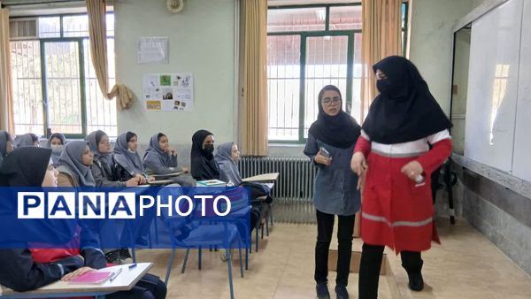 آموزش کمک‌های اولیه مانور زلزله به دانش‌آموزان دبیرستان شهید دهقان