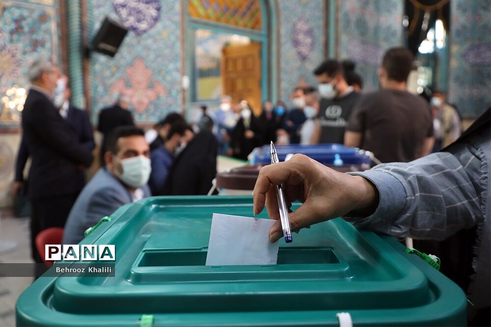 در انتخابات مجلس دوازدهم رقابت بین عناصر حزب‌اللهی‌ و اصولگرا بود
