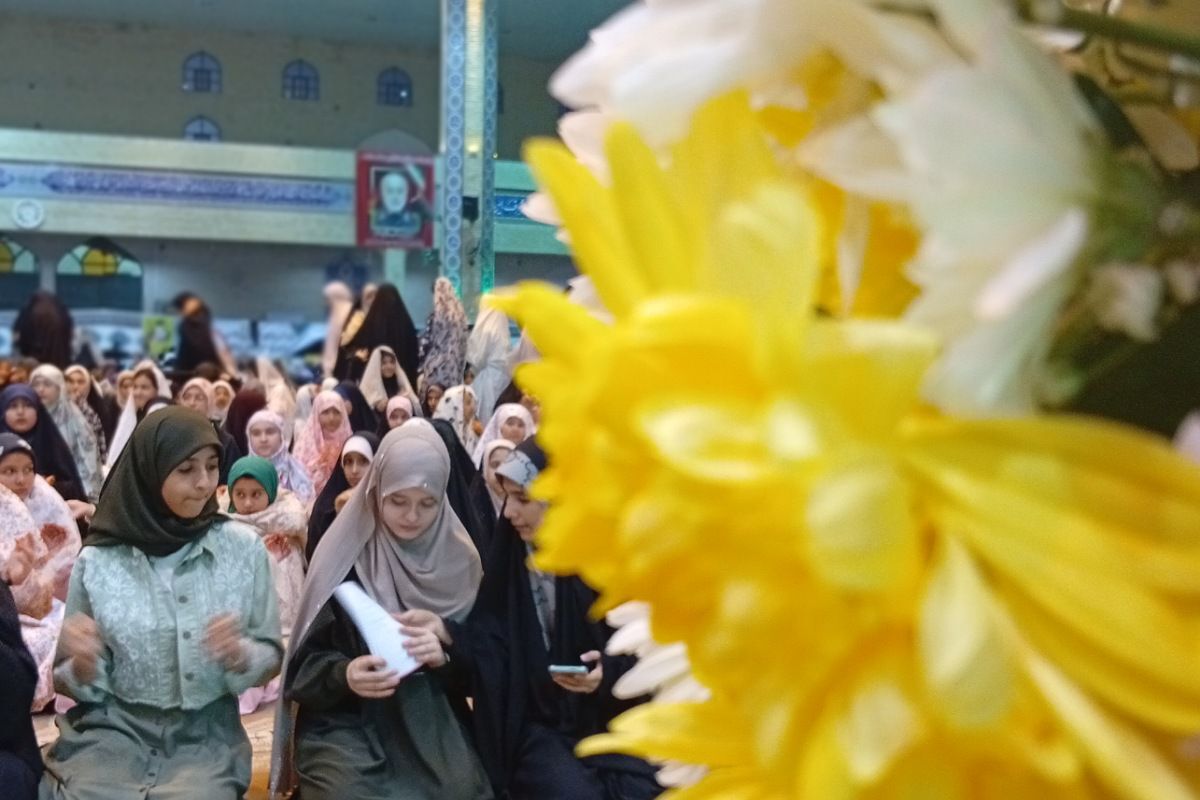 آغاز آیین معنوی اعتکاف در مصلای اسلامشهر با حضور گسترده نوجوانان