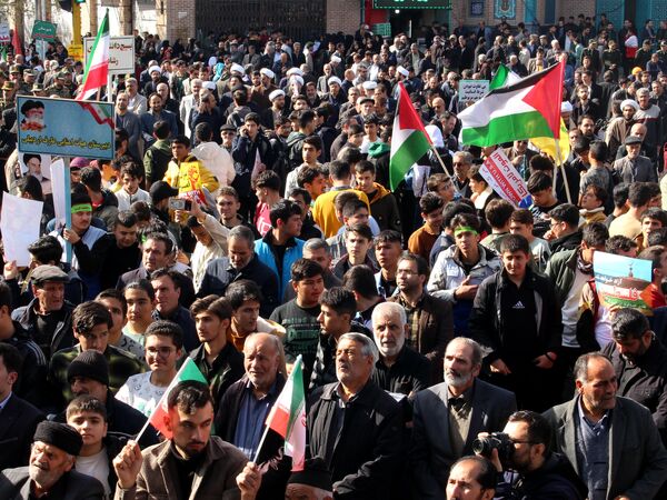 حضور پرشور دانش‌آموزان دبیرستان هیئت امنایی معراج اردبیل در راهپیمایی روز ۱۳ آبان ماه