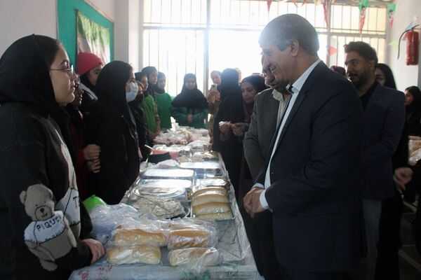  آیین افتتاح جشنواره ماها و ایران‌مون در دبیرستان خدیجه کبری پردیس 