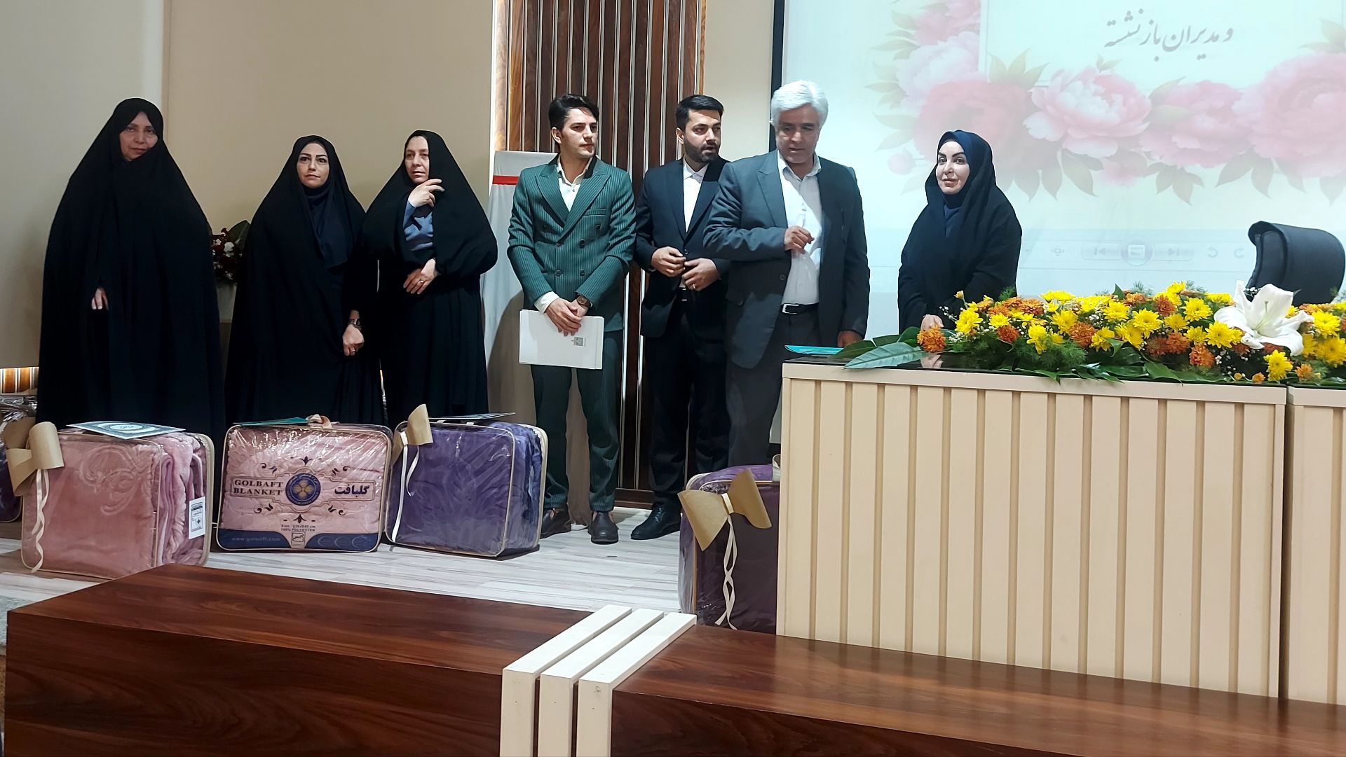  تقدیر از مدیران بازنشسته و همکاران اسبق آموزش و پرورش ناحیه شش