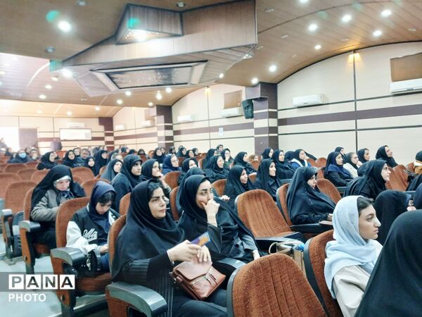 همایش الگوی سوم زن مسلمان تقدیر از بانوان فرهنگی موفق و دانش‌آموزان دختر نمونه