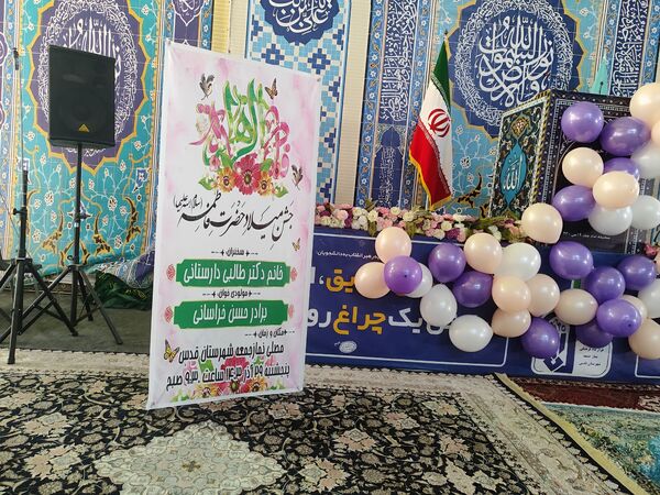 دکلمه‌خوانی دانش‌آموزان در مقابل مادران شهرستان قدس به‌مناسبت روز مادر