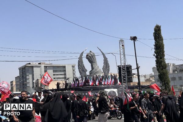 حضور میلیونی آحاد مردم ایران در مراسم تشییع رهبر شهید