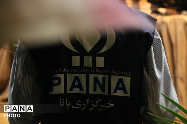 اهتزاز پرچم سه‌رنگ جمهوری اسلامی ایران در میدان امام حسین یزد 