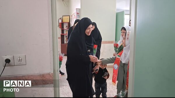 آیین سپاس معلم در مدرسه تمام تشکیلاتی سمیه منطقه مهربان 