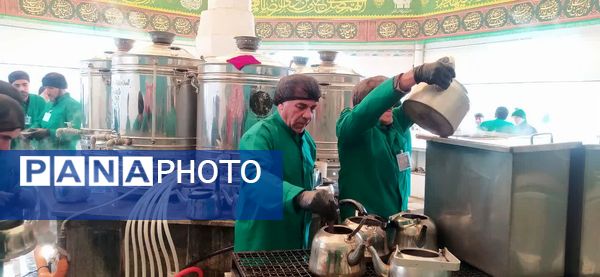 حضور خادمان اصفهانی در چایخانه امام رضا«ع» مشهد