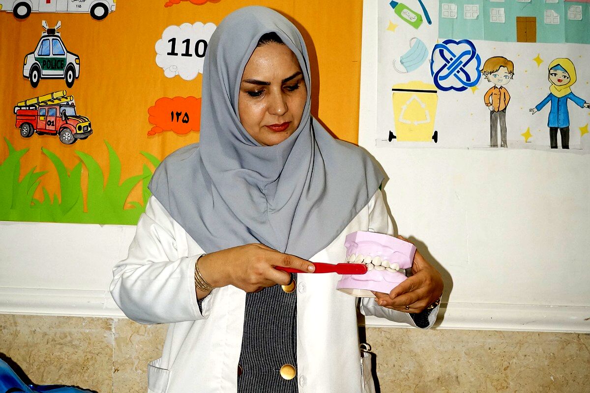 آموزش بهداشت دهان و دندان در مدرسه شهدای ۱۵ خرداد