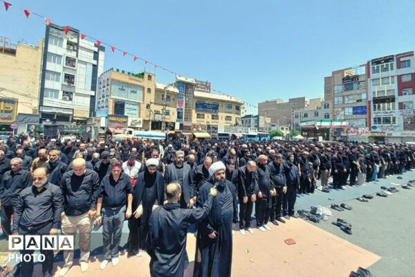 نماز ظهر عاشورا در میدان امام خامنه‌ای