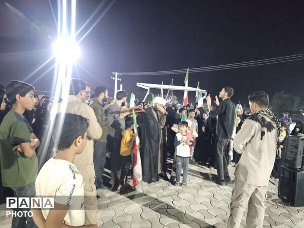 جلوه معنوی در سندرک؛ پرچم متبرک حرم اباعبدالله (ع) و عبای رهبر معظم انقلاب در تجمع مردمی