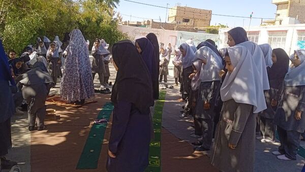 برپایی نماز جماعت  در دبستان شهید نجفی فدافن 
