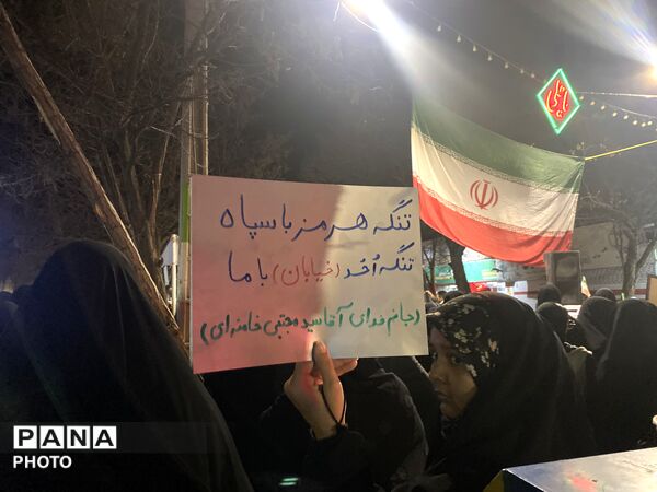  حضور مردم باخرز در آیین دشمن‌سوزی چهارشنبه‌سوری آخر سال