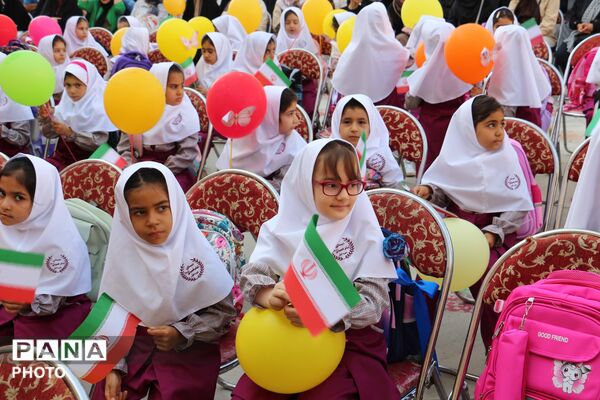 جشن شکوفه‌ها در بجنورد با نواخته‌شدن زنگ مهر و آغاز سال تحصیلی کلاس اولی‌ها
