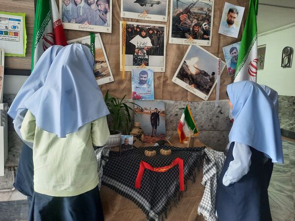 بزرگداشت یاد شهدای دفاع مقدس در دبستان دخترانه نوفل لوشاتو ناحیه سه
