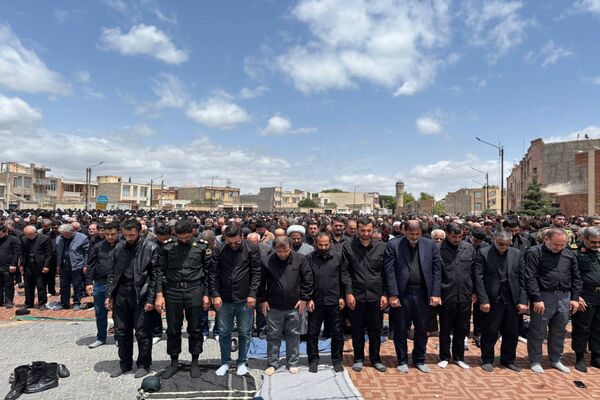 اقامه نماز ظهر عاشورا و آیین تعزیه‌خوانی در اردبیل 