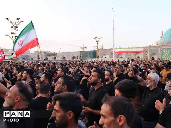 بارگاه منوّر رضوی در سالروز شهادت امام رضا (ع) یکپارچه سیاهپوش و لبریز از سوز و گداز عزاداران شد