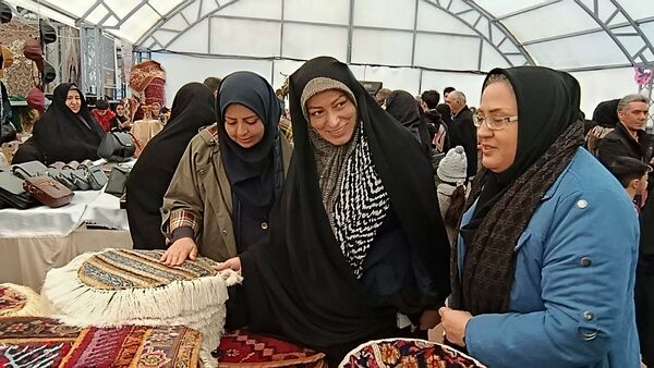 نمایشگاه یلدا در سایه‌سار چنار کهن لاهیجان تبریز گشایش یافت