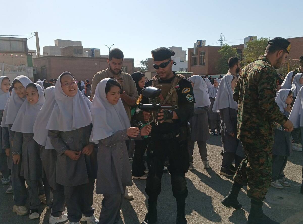 گرامیداشت روز نیروی انتظامی در مدرسه کاوه آهنگر