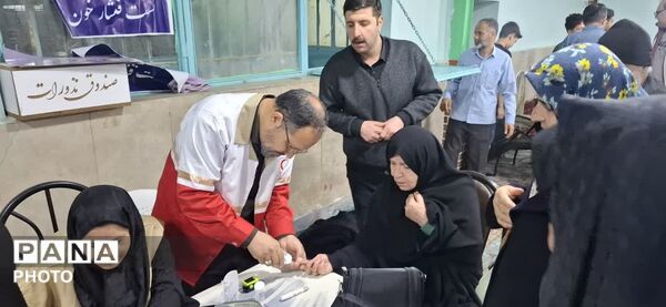 کمک رسانی گروه جهادی شهدای مدافع و هلال احمر به صورت رایگان به مردم ساوجبلاغ  