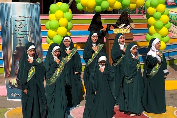 نواختن زنگ مصباح الهدی توسط مدیر آموزش و پرورش ناحیه 2 شهرری در دبستان طواف و معماریان 