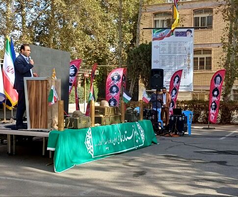  یکی از ارزش‌هایی که در مدارس باید نهادینه شود،احترام به پرچم مقدس جمهوری اسلامی ایران است