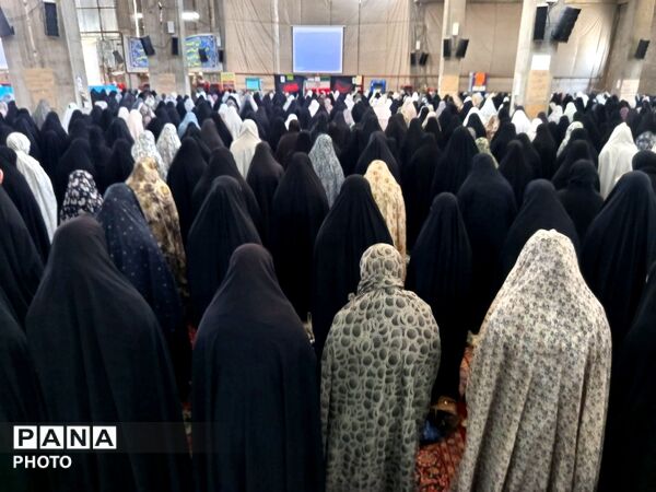 از پیر تا دانش آموز در نماز جمعه نیشابور حضور دارند-۱