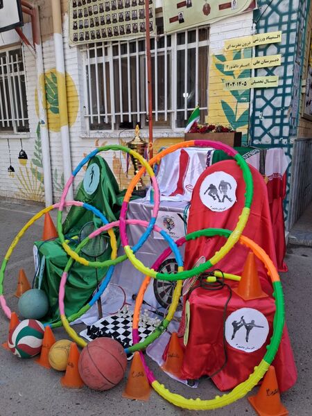 حرکات ورزشی و نمایشی در افتتاحیه المپیاد درون مدرسه‌ای
