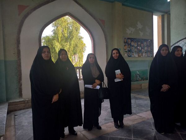 اعزام دانش‌آموزان دختران تنگستانی به اردوی راهیان نور